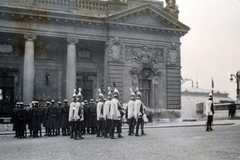 Magyarország, budai Vár, Budapest I., Királyi Palota (később Budavári Palota), Hunyadi udvar. Őrségváltás a főőrségi épület előtt., 1933, Alföldy Mari, Budapest, testőr, Fortepan #226619