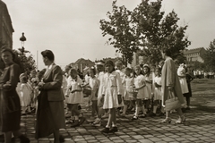 Hungary, Budapest XIV., Hungária körút a Tábornok utca torkolatánál., 1947, Fortepan/Album002, religion, street view, procession, basket, girl, Budapest, Fortepan #22663