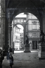 Olaszország, Firenze, Piazza della Signoria, Loggia dei Lanzi., 1933, Alföldy Mari, árkád, szobor, Fortepan #226634