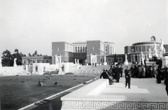 Olaszország, Róma, Piazzale Foro Italico, szemben a "H-Palota"., 1933, Alföldy Mari, fűnyíró, szoborcsoport, Fortepan #226635