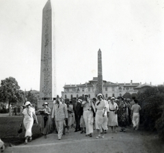 Törökország, Isztambul, Sultanahmet tér (Sultanahmet Meydanı), egykor a Konstantinápolyi Hippodrom. Előtérben I. Theodosius római császár Egyiptomból hozott obeliszkje, melyet eredetileg a Luxor-i Karnaki templomban állították fel III. Thotmesz fáraó uralkodása idején. Hátul a VII. Konstantin császár által a X. században építtetett obeliszk., 1934, Alföldy Mari, csoportkép, Fortepan #226646