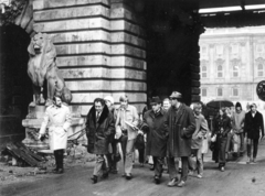 Magyarország, budai Vár, Budapest I., Budavári Palota (korábban Királyi Palota), Oroszlános kapu, háttérben a Nagy udvar., 1980, Középületépítő Vállalat - Kreszán Albert - Koczka András - Kemecsei József, Budapest, tanácskozás, építkezés, Fortepan #226746