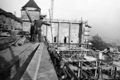 Magyarország, budai Vár, Budapest I., a Hilton szálló építkezése, szemben a dominikánus templom és kolostor restaurálás alatt álló romjai (Dominikánus udvar). Balra a Szent Miklós-templom tornya látható, 1974, Középületépítő Vállalat - Kreszán Albert - Koczka András - Kemecsei József, Budapest, Fortepan #226754