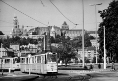 Magyarország, Budapest V., Kossuth Lajos tér, fent a budai Várban a Mátyás-templom és az épülő Hilton szálló., 1976, Középületépítő Vállalat - Kreszán Albert - Koczka András - Kemecsei József, Budapest, Fortepan #226755