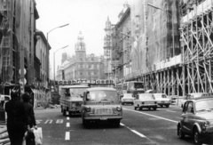 Magyarország, Budapest V., Kossuth Lajos utca, ideiglenes gyalogos átjáró a Ferenciek tere (Felszabadulás tér) aluljárórendszerének kiépítésekor. Háttérben a Klotild palota látható., 1976, Középületépítő Vállalat - Kreszán Albert - Koczka András - Kemecsei József, rendszám, Budapest, Fiat 500, Bedford CA, Fortepan #226776