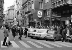 Magyarország, Budapest V., Váci utca, szemben jobbra a Haris köz torkolata., 1976, Középületépítő Vállalat - Kreszán Albert - Koczka András - Kemecsei József, rendszám, Budapest, Fortepan #226789