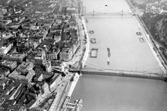 Magyarország, Budapest, légifotó, dunai uszodák, az Erzsébet és a Szabadság (Ferenc József) híd között., 1930, Zainkó Géza, hajó, uszoda, híd, légi felvétel, Duna, hajóállomás, Dunafürdő, eklektikus építészet, függőhíd, madártávlat, Duna-híd, Feketeházy János-terv, Kherndl Antal-terv, Czekelius Aurél-terv, Fortepan #22681