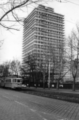 Magyarország, Budapest XIII., Váci út, szemben a 23-27. alatt a Fővárosi Vízművek székháza a Dózsa György út sarkán., 1977, Középületépítő Vállalat - Kreszán Albert - Koczka András - Kemecsei József, Budapest, Fortepan #226842