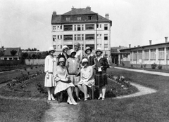 Hungary, Budapest III., Veder utca 28 sz. lakóház kerti homlokzata, jobbra egy Vihar utcai üzemcsarnok részlete., 1932, Lengyel Zoltán, fashion, hat, tableau, gloves, handbag, lady, Budapest, summer dresses, Fortepan #22686