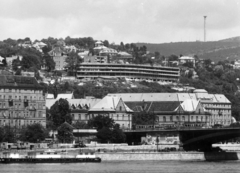 Magyarország, Budapest II., a Margit híd budai hídfője Pest felől nézve. Jobbra az ORFI (később Budai Irgalmasrendi Kórház) épülete, fenn a Rózsdombon az épülő SZOT szálló látható., 1969, Középületépítő Vállalat - Kreszán Albert - Koczka András - Kemecsei József, Budapest, Fortepan #226902