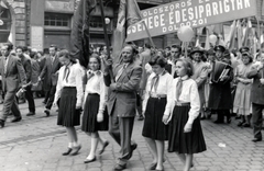 Magyarország, Budapest VII., Thököly út a Cserhát utca közelében. A Csemege Édesipari Gyár dolgozói a május 1-i felvonuláson., 1954, Simon Erzsébet, felvonulás, úttörő, tangóharmonika, Budapest, Fortepan #226927