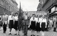 Magyarország, Budapest VII., Thököly út, jobbra a Cserhát utca sarkán álló ház látható. A Csemege Édesipari Gyár dolgozói a május 1-i felvonuláson., 1954, Simon Erzsébet, felvonulás, úttörő, Budapest, Fortepan #226929