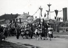 Magyarország, Budapest XI., Budafoki út, a Franck Kávészer Művek Rt. dolgozói a május 1-i felvonuláson. Háttérben a 111-113. szám alatti Goldberger Textilművek., 1950, Simon Erzsébet, népviselet, felvonulás, Budapest, Fortepan #226931