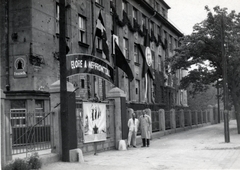 Magyarország, Budapest XI., Budafoki út 64., a Kávészeripari Vállalat (korábban Franck Henrik Fiai Részvénytársaság, később a Budapesti Édesipari Vállalat Zamat Kávé- és Kekszgyára)., 1950, Simon Erzsébet, golyónyom, jelmondat, politikai dekoráció, épület, gyár, Budapest, Fortepan #226932