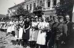 Románia,Erdély, Szamosújvár, Fő tér (ekkor Horthy Miklós tér, ma Piața Libertății). A felvétel 1940. szeptember 9-én, a magyar csapatok bevonulása idején készült., 1940, Szilvási hagyaték, katona, nők, népviselet, Fortepan #226967