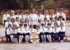 Hungary, Budapest XIX., Kossuth tér 7. (ekkor 2/a), Általános Iskola (később XVIII. - XIX. kerületi Bíróság)., 1983, Kohut család, Little drummer, class photo, Budapest, Fortepan #226995