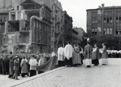 Hungary, Budapest V., Szent István tér a Szent István-bazilika főbejárata előtt, háttérben a Hercegprímás (Wekerle Sándor) utca a Szabadság tér felé vezető szakasza., 1947, Reichardt Nóra, Budapest, damaged building, mass, Catholic Church, megaphone, Fortepan #227008