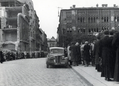 Hungary, Budapest V., Szent István tér a Szent István-bazilika főbejárata előtt, háttérben a Hercegprímás (Wekerle Sándor) utca a Szabadság tér felé nézve., 1947, Reichardt Nóra, Budapest, damaged building, street view, mass, automobile, megaphone, Fiat-brand, Fortepan #227009