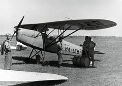 Magyarország, Fábián András terve alapján a Mátyásföldi Repülőgépgyár Rt. -nél gyártott Levente II. iskola és sportrepülőgép., 1950, Reichardt Nóra, Fábián Levente-II, repülőgép, hordó, tankolás, Fortepan #227011