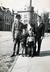 Slovakia, Levice, ulice Československej armády, háttérben a Kossuth Lajos tér (Námestie hrdinov) melletti épületek láthatók., 1936, Reichardt Nóra, tableau, Fortepan #227034