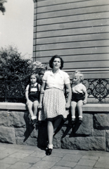 1936, Reichardt Nóra, portrait, three people, sitting on a handrail, Fortepan #227042