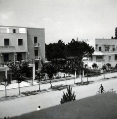 Olaszország, Cesenatico, Viale Giosuè Carducci, bal szélen a "Pensione Flora" látható., 1937, Fortepan/Album076, Fortepan #227054