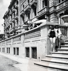 Olaszország, Cesenatico, Piazza Andrea Costa, a felvétel a Grand Hotel Cesenatico előtt készült., 1937, Fortepan/Album076, terasz, lányok, lépcső, Fortepan #227058