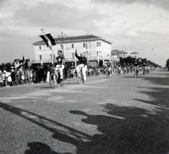 Olaszország, Cesenatico, Viale G. Carducci a Piazza Andrea Costa -nál, háttérben a Pensione Cecoslovacchia látható., 1937, Fortepan/Album076, felvonulás, kerékpár, Fortepan #227064