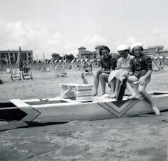 Olaszország, Cesenatico, a felvétel tengerparton, a Piazza Andrea, a Costa a Grand Hotel Cesenatico közelében készült., 1937, Fortepan/Album076, katamarán, strand, Fortepan #227065