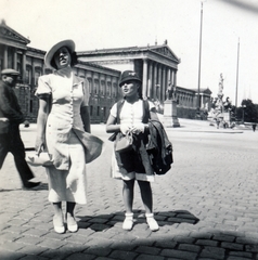 Ausztria, Bécs, Dr. Karl Renner-Ring, a felvétel a Parlament előtt készült., 1937, Fortepan/Album076, portré, Fortepan #227070