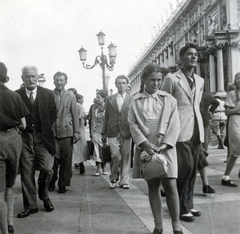 Olaszország, Velence, Szent Márk tér, jobbra a Szent Márk-székesegyház harangtornyának alsó szintje és mögötte a Szent Márk könyvtár (Libreria Marciana)., 1937, Fortepan/Album076, séta, Fortepan #227080