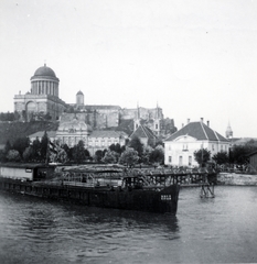 Magyarország, Esztergom, látkép a Mária-Valéria hídról. Előtérben a kikötő, mögötte a Prímási Palota, a Loyolai Szent Ignác templom és a Bazilika., 1937, Fortepan/Album076, Fortepan #227083