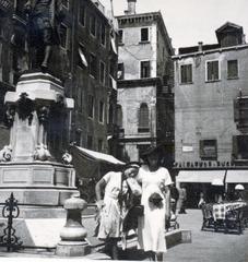 Olaszország, Velence, Campo San Bortolomio, a felvétel Carlo Goldoni emlékműve előtt készült., 1937, Fortepan/Album076, Fortepan #227084