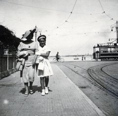 Olaszország, Velence, Lido, a felvétel a Hotel Riviera előtt készült., 1937, Fortepan/Album076, kalap, villamos, séta, portré, Fortepan #227092