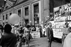 Magyarország, Budapest VII., Dembinszky utca, május 1-i felvonulás résztvevői a Bethlen Gábor utcánál., 1970, Középületépítő Vállalat - Kreszán Albert - Koczka András - Kemecsei József, Budapest, Fortepan #227108