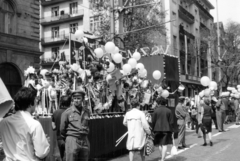 Magyarország, Budapest VII., Dózsa György út, május 1-i felvonulás résztvevői a Damjanich utcánál,, 1970, Középületépítő Vállalat - Kreszán Albert - Koczka András - Kemecsei József, Budapest, Fortepan #227109