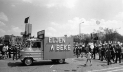 Magyarország, Budapest XIV., Ötvenhatosok tere (Felvonulási tér), május 1-i felvonulás résztvevői, háttérben dísztribün., 1973, Középületépítő Vállalat - Kreszán Albert - Koczka András - Kemecsei József, Budapest, Fortepan #227115