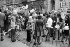 Magyarország, Budapest VII., Dembinszky utca 29., május 1-i felvonulók., 1974, Középületépítő Vállalat - Kreszán Albert - Koczka András - Kemecsei József, Budapest, Fortepan #227116