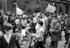 Magyarország, Budapest VII., Dembinszky utca, május 1-i felvonulás résztvevői a 43-as számú ház előtt., 1974, Középületépítő Vállalat - Kreszán Albert - Koczka András - Kemecsei József, Budapest, Fortepan #227123