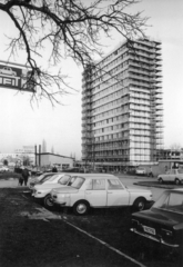 Magyarország, Budapest XI., Boldizsár utca, parkoló a benzinkútnál, szemben a Rimaszombat úti kollégium építkezése látható., 1973, Középületépítő Vállalat - Kreszán Albert - Koczka András - Kemecsei József, Budapest, Fiat 500, Fiat 850, Fiat 127, Fiat 128, Fortepan #227140