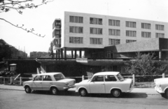 Magyarország, Budapest XI., Molnár C. Pál (Balogh) lejtő, szemben a Villányi út 11-13. szám alatt az MSZMP oktatási épülete (később konferencia-központ és oktatási intézmény)., 1973, Középületépítő Vállalat - Kreszán Albert - Koczka András - Kemecsei József, rendszám, Budapest, VAZ 2101, Trabant 601, Fortepan #227144