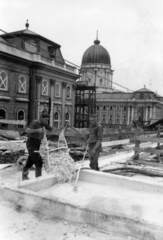 Magyarország, budai Vár, Budapest I., a Budavári Palota (korábban Királyi Palota) Hunyadi udvara, jobbra a Mátyás király kút., 1969, Középületépítő Vállalat - Kreszán Albert - Koczka András - Kemecsei József, építkezés, szökőkút, talicska, Budapest, Fortepan #227156