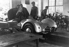 Németország, Gottfried Lorenz házilag épített, Volkswagen Kübelwagen motorral szerelt sportkocsija az NDK-ból. 1949-1951 között készült, az 1950-es években versenyzett vele., 1950, Wein Sarolta, motorkerékpár, munkás, autószerelő, műhely, versenyautó, automobil, Jawa-márka, Fortepan #22718