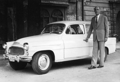 Magyarország, Sopron, Fő (Beloiannisz) tér, balra a Lackner-ház, jobbra a Storno-ház. Skoda Octavia személygépkocsi., 1963, Wein Sarolta, Skoda-márka, büszkeség, automobil, Skoda Octavia, rendszám, Fortepan #22721