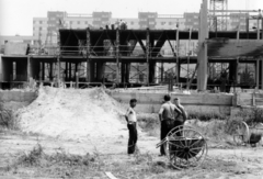 Magyarország, Budapest XI., Rátz László (Latinka Sándor) utca 3-7, a Fővárosi Tanács VB Középiskolai és Szakmunkástanuló Diákotthon (később Táncsics Mihály Tehetséggondozó Kollégium) építése. Háttérben a Fehérvári út 101/a-107/b számú tízemeletes panelház látható., 1977, Középületépítő Vállalat - Kreszán Albert - Koczka András - Kemecsei József, Budapest, Fortepan #227219