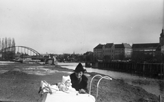 Magyarország, Győr, a Mosoni Duna és a Rába összefolyása a Kossuth híddal és a Hittudományi Főiskolával., 1939, Wein Sarolta, híd, babakocsi, Beke József-terv, Fortepan #22728