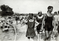 Magyarország, Budapest XIV., a Rákos-patak vizét felhasználó, strand céljára kialakított, beton fenekű Kristály-tó. Háttérben a Kerepesi út, balra mellette az egykori Vámház, jobbra felette a Körvasút felüljárója., 1928, Vízkelety László, Budapest, Fortepan #227378