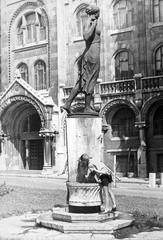 Hungary, Budapest I., Bécsi kapu tér, Kazinczy-emlékkút (Pásztor János, 1936.), háttérben a Magyar Országos Levéltár épülete., 1958, Bekker Sándor, well, sculpture, monument, boy, romanesque revival architect, portal, Budapest, Samu Pecz-design, Fortepan #22738