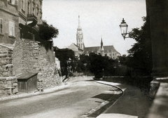 Magyarország, Budapest I., Hunyadi János (Főherceg Albrecht) út, balra a budai Vár keleti támfala. Háttérben a Mátyás-templom., 1900, Vízkelety László, Budapest, utcakép, templom, vár, Fortepan #227393