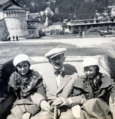 Svájc, St. Moritz, a bal felső sarokban a St. Karl-templom., 1930, Vízkelety László, kirándulás, férfi, lányok, Fortepan #227419